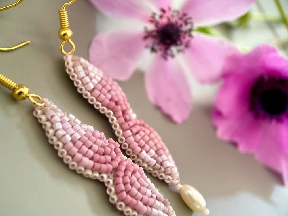 Handmade dangle earrings in pink and lilac hues with a sculptural shape and river pearl - Ornamentico shop