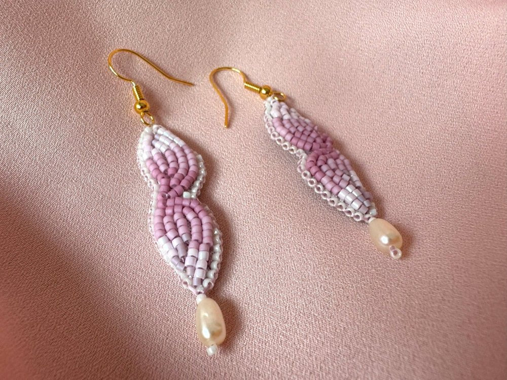 Handmade dangle earrings in pink and lilac hues with a sculptural shape and river pearl - Ornamentico shop