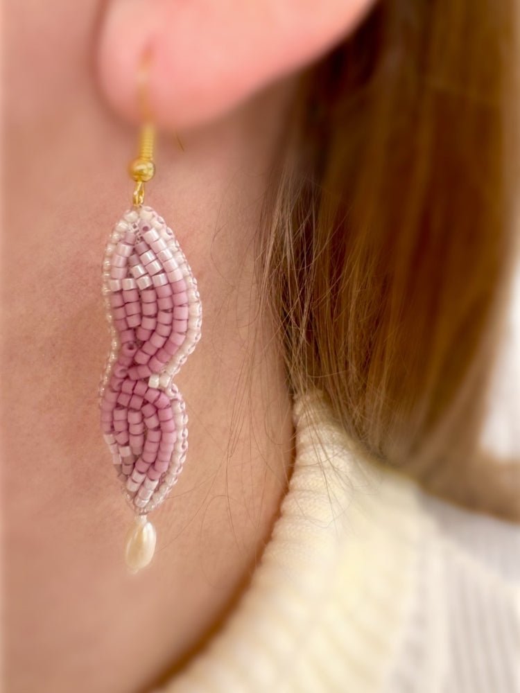 Handmade dangle earrings in pink and lilac hues with a sculptural shape and river pearl - Ornamentico shop