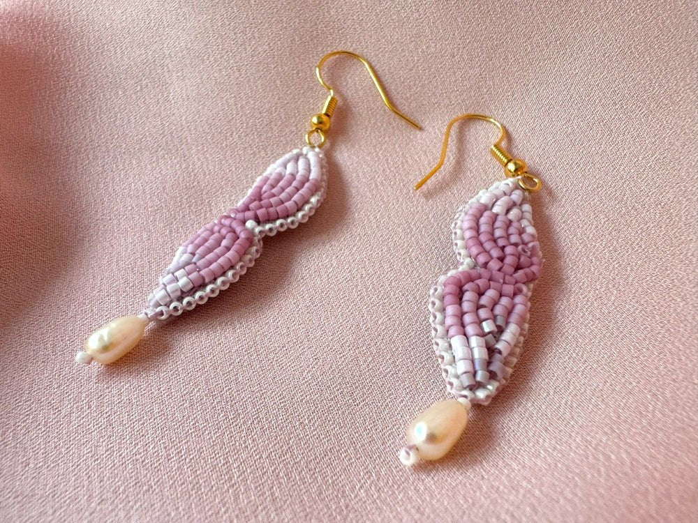 Handmade dangle earrings in pink and lilac hues with a sculptural shape and river pearl - Ornamentico shop