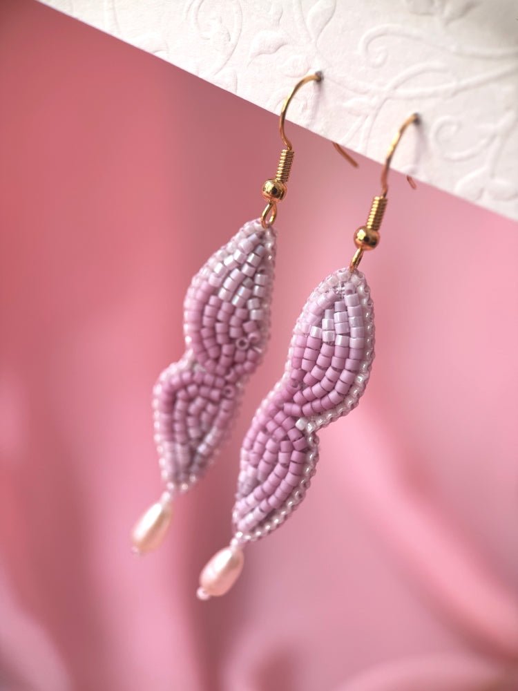 Handmade dangle earrings in pink and lilac hues with a sculptural shape and river pearl - Ornamentico shop