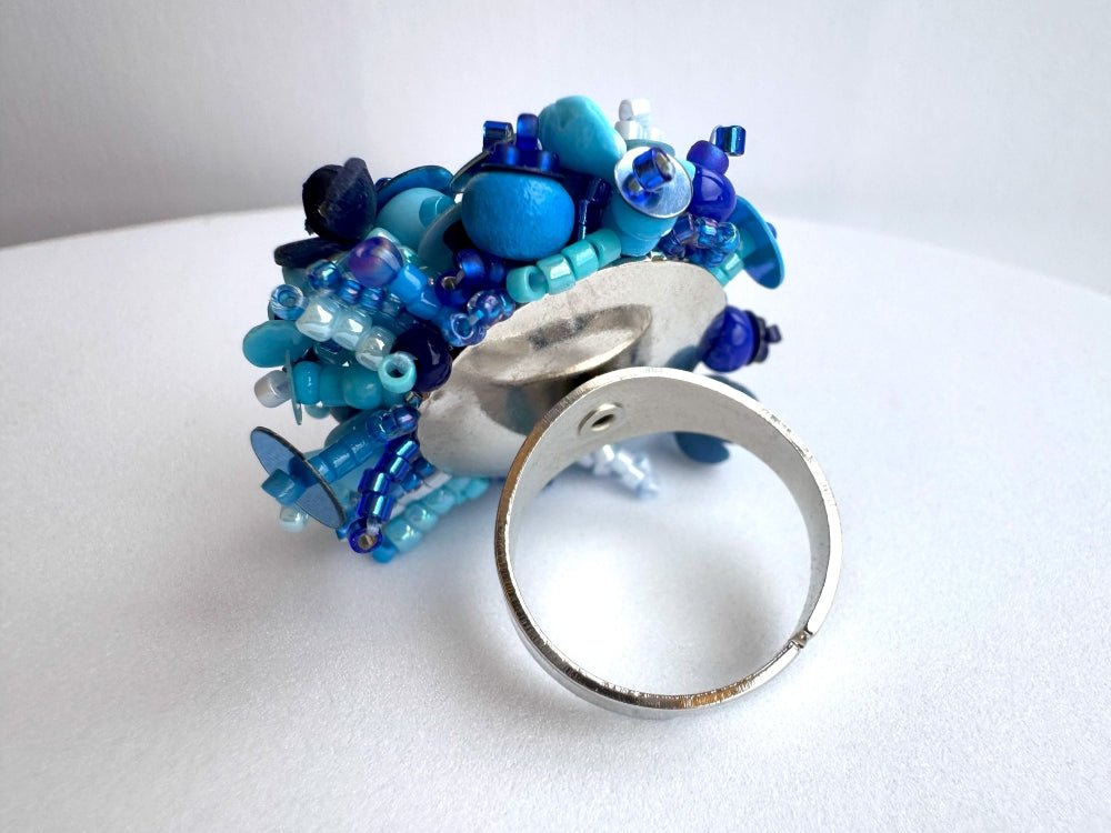 Handmade volume-beaded statement ring with floral design, polymer clay & sequins in blue hues - Ornamentico shop