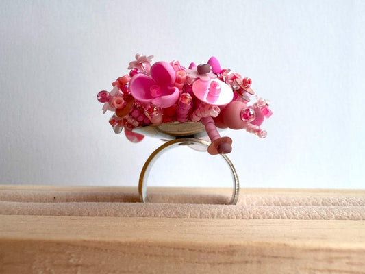 Handmade volume-beaded statement ring with floral design, polymer clay & sequins in pink hues - Ornamentico shop