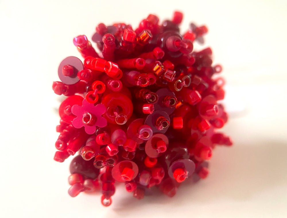 Handmade volume-beaded statement ring with floral design, polymer clay & sequins in red hues - Ornamentico shop