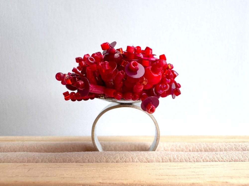 Handmade volume-beaded statement ring with floral design, polymer clay & sequins in red hues - Ornamentico shop