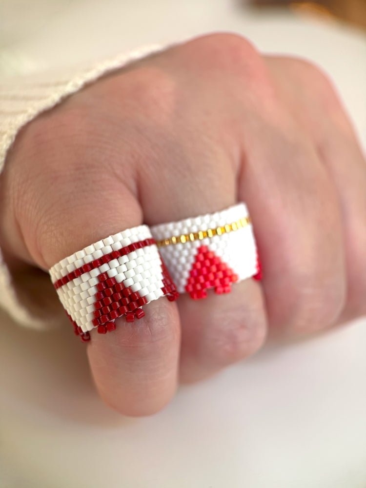 Handmade set of beaded bracelet and two rings ornamented with hearts crafted in peyote stitch technique - Ornamentico shop