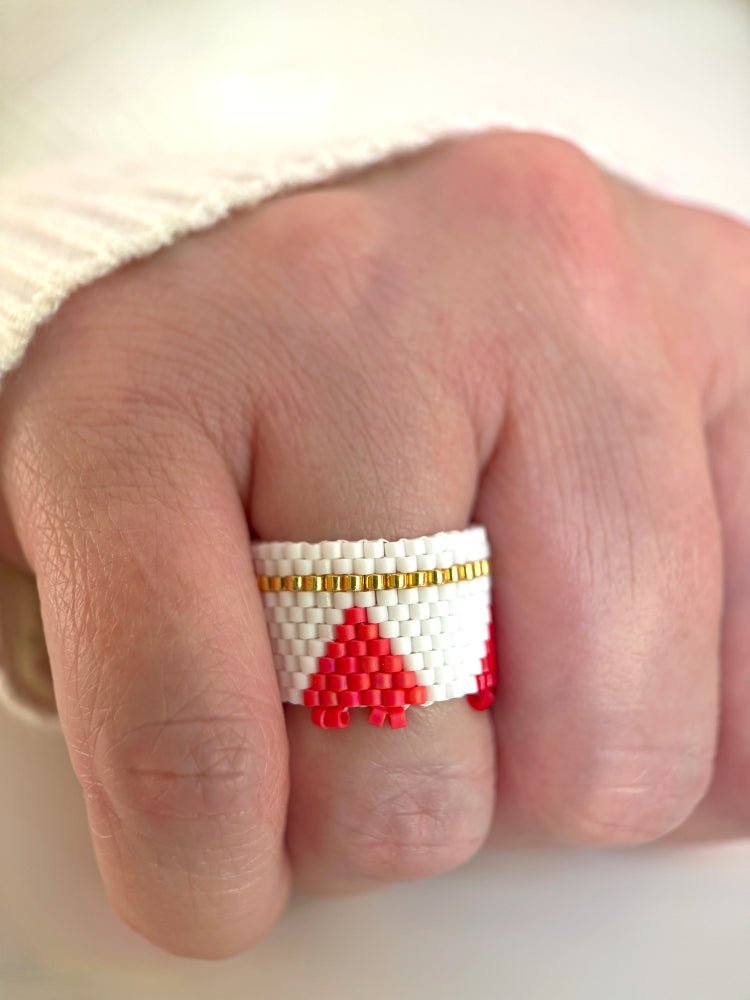 Handmade set of beaded bracelet and two rings ornamented with hearts crafted in peyote stitch technique - Ornamentico shop