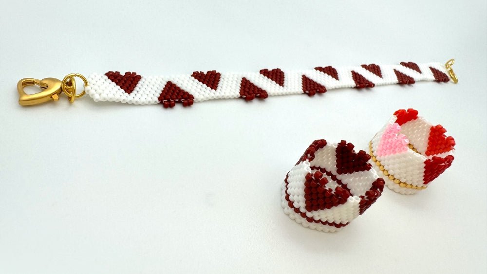 Handmade set of beaded bracelet and two rings ornamented with hearts crafted in peyote stitch technique - Ornamentico shop