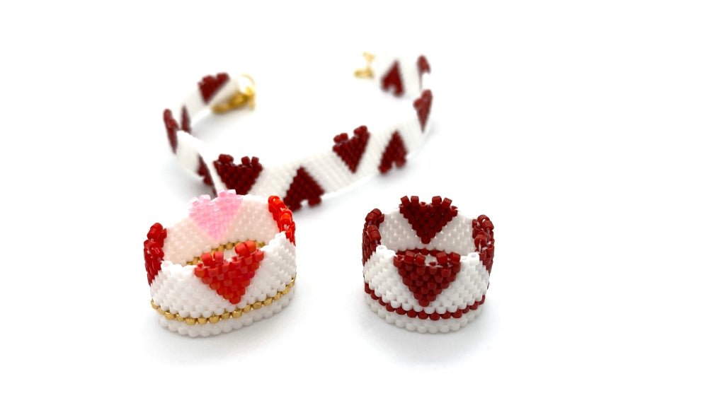 Handmade set of beaded bracelet and two rings ornamented with hearts crafted in peyote stitch technique - Ornamentico shop