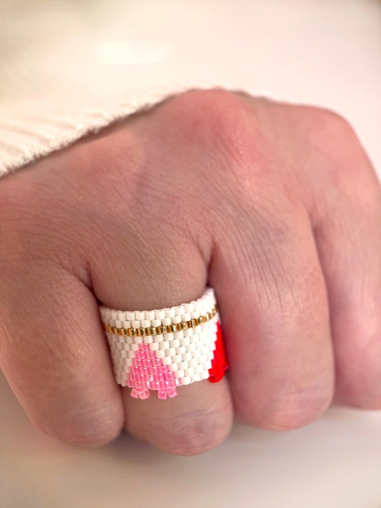 Handmade set of beaded bracelet and two rings ornamented with hearts crafted in peyote stitch technique - Ornamentico shop