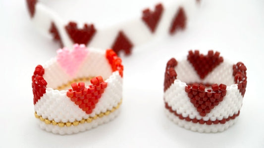 Handmade set of beaded bracelet and two rings ornamented with hearts crafted in peyote stitch technique - Ornamentico shop