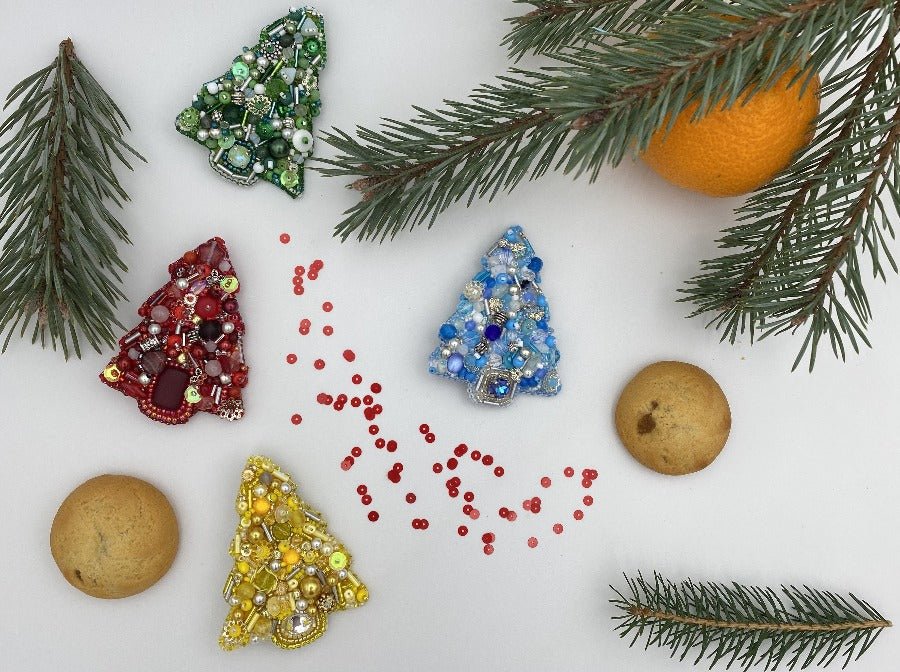 Handmade brooch in the shape of Xmas tree made of glass beads, Miyuki beads, bugle beads and rhinestones - Ornamentico shop