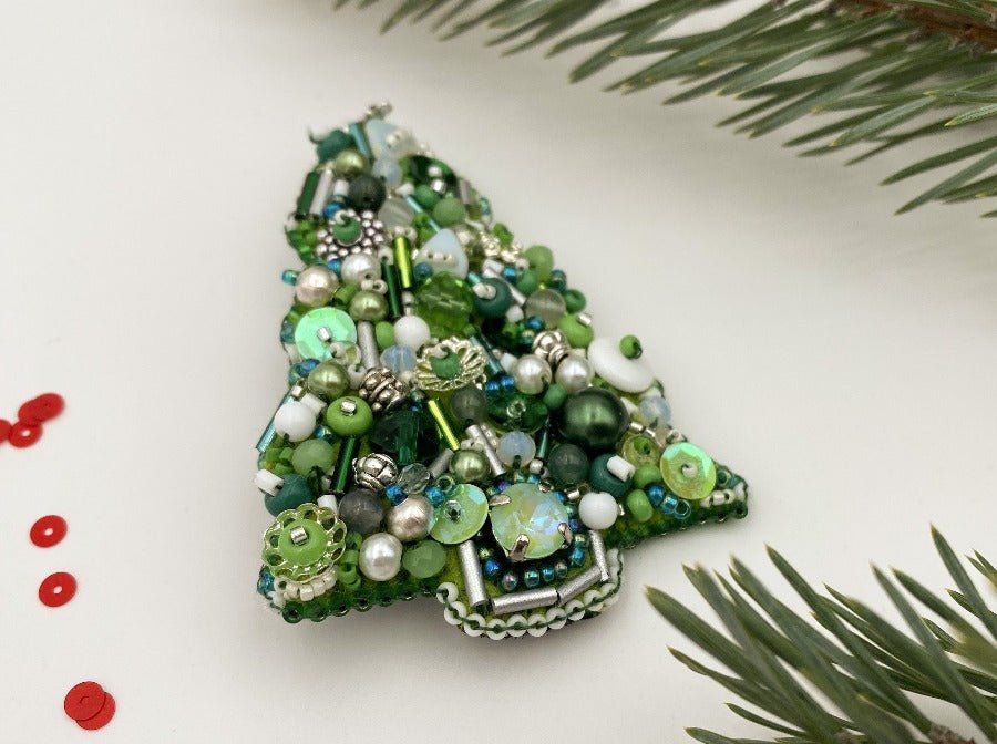 Handmade brooch made of glass beads, Miyuki beads and malachite stone bead - Ornamentico shop