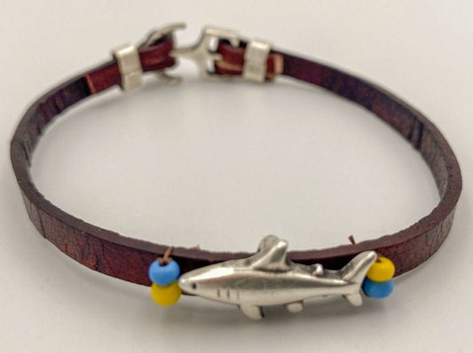 Handmade men's bracelet from leather decorated with shark slide bead and small insert from color beads - Ornamentico shop