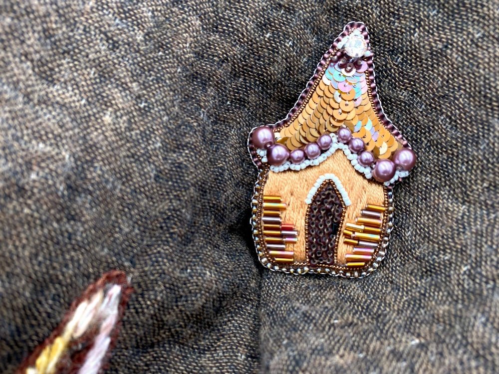 Handmade beaded brooch in the shape of a small fairy house - Ornamentico shop