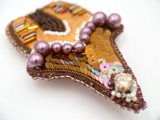 Handmade beaded brooch in the shape of a small fairy house - Ornamentico shop