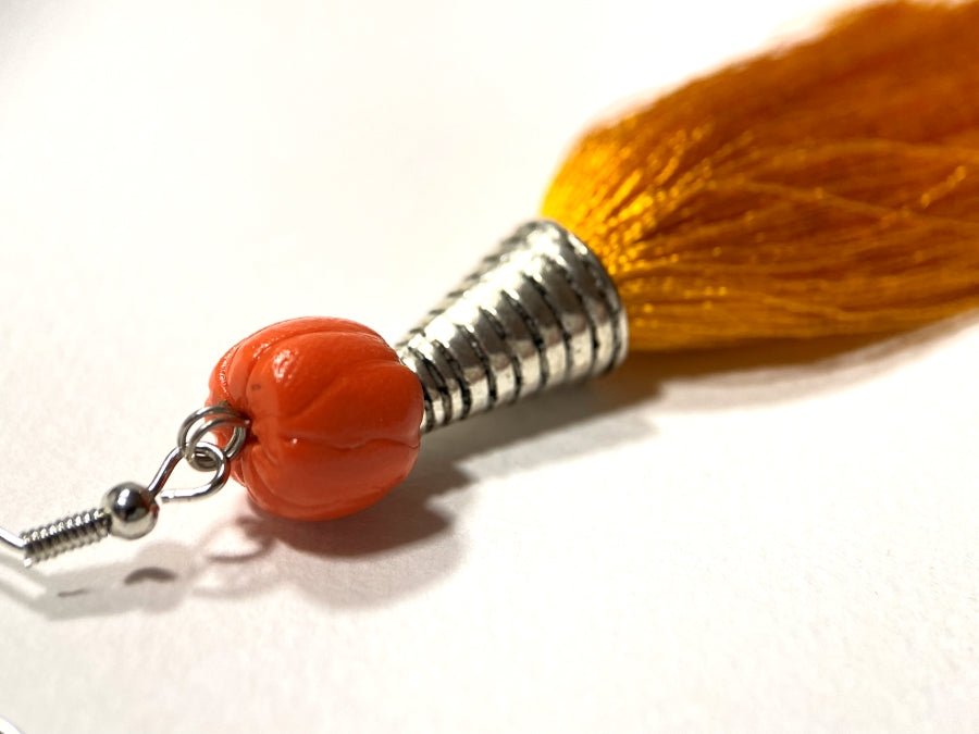 Handmade earrings with tassel with silver caps and pumpkin beads - Ornamentico shop