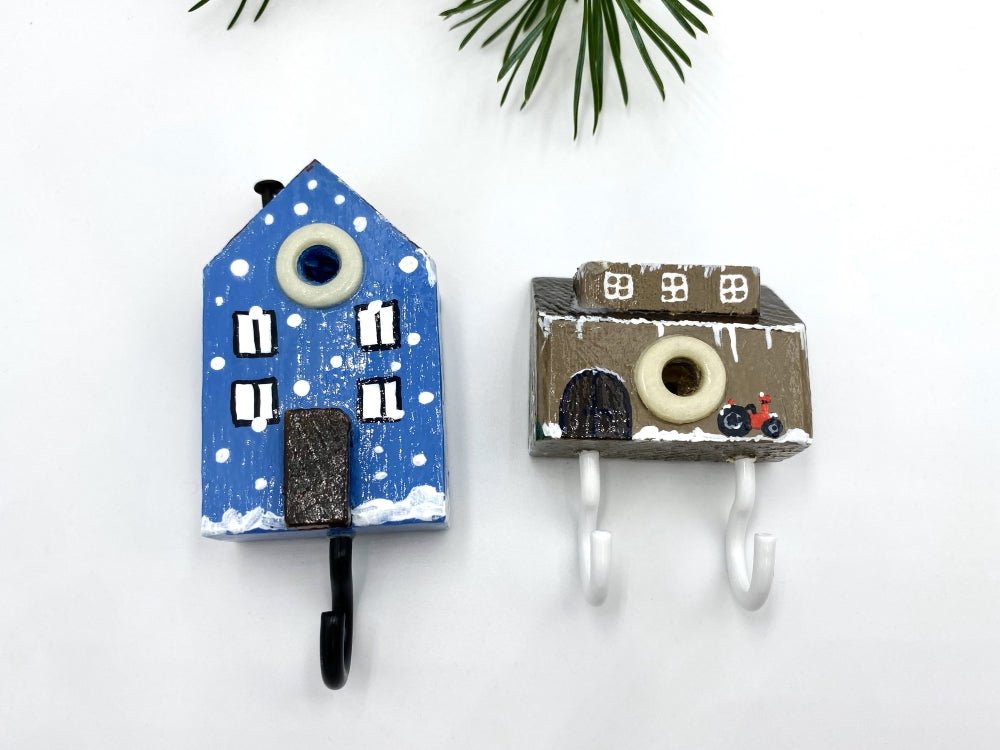 Two wooden hooks in the shape of a house and a barn decorated for Christmas - Ornamentico shop