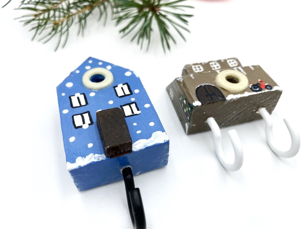 Two wooden hooks in the shape of a house and a barn decorated for Christmas - Ornamentico shop