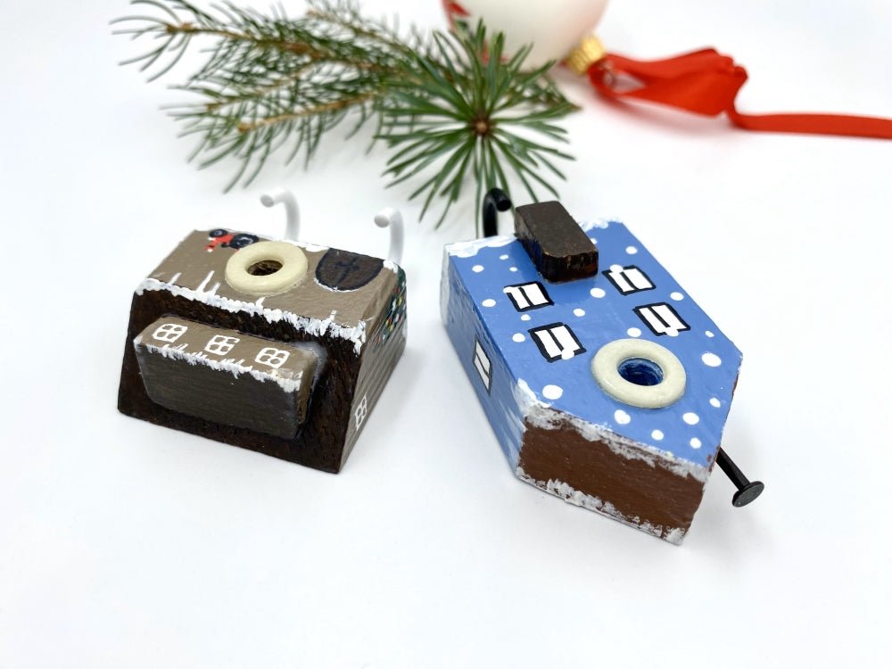 Two wooden hooks in the shape of a house and a barn decorated for Christmas - Ornamentico shop