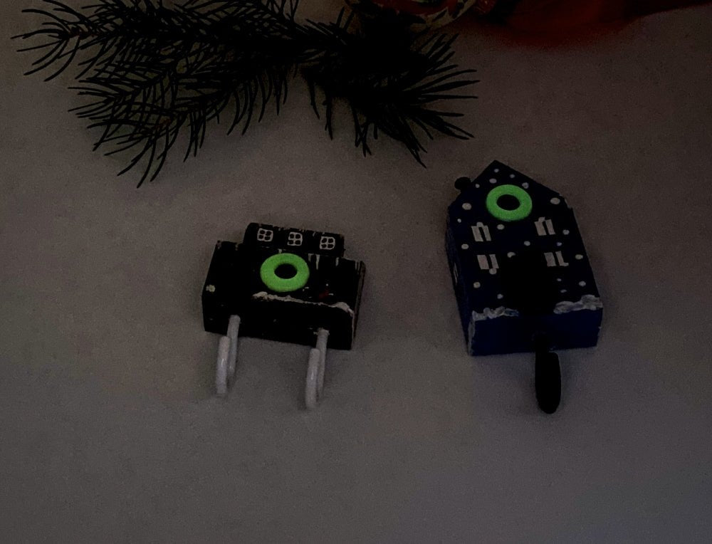 Two wooden hooks in the shape of a house and a barn decorated for Christmas - Ornamentico shop