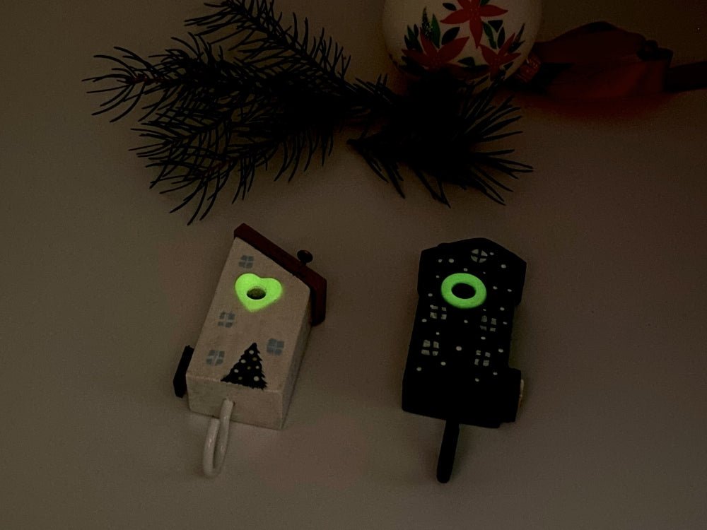 Set of two wooden hooks made in the shape of small houses decorated for Christmas - Ornamentico shop
