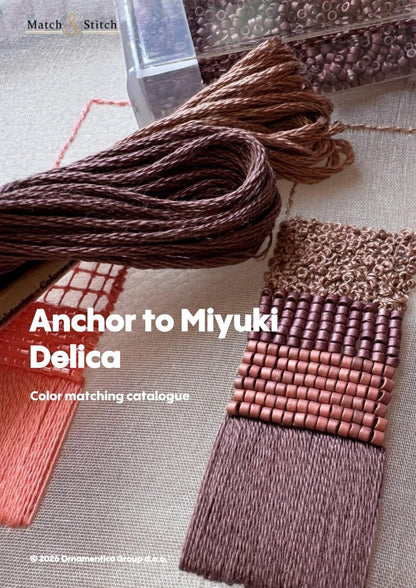 Naslovnica kataloga barvnih ujemanj Anchor in Miyuki Delica z nitmi za vezenje in cofom s perlicami