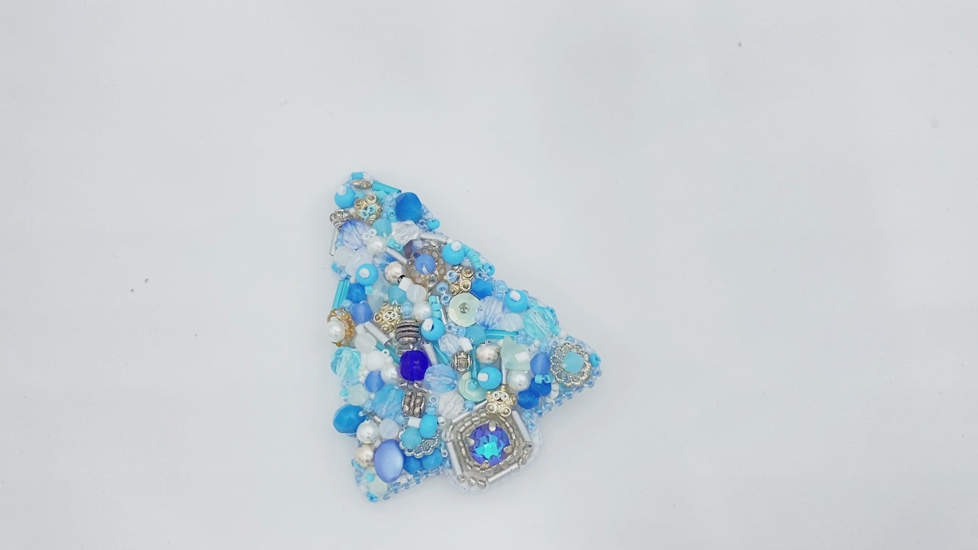 Handmade brooch in the shape of Xmas tree made of glass beads, Miyuki beads, bugle beads and rhinestones - Ornamentico shop