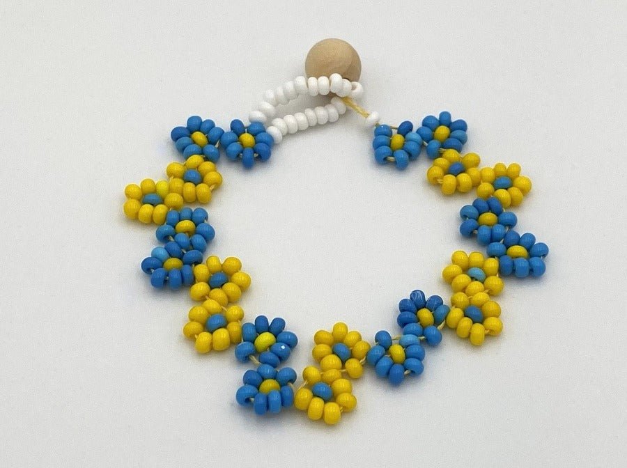 Handmade bracelet from beads "Daisy" crafted featuring daisy in the colors of Ukrainian flag - Ornamentico shop