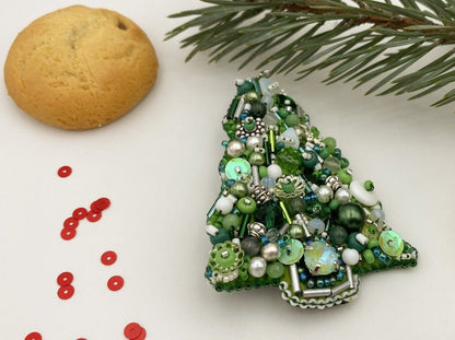 Handmade brooch made of glass beads, Miyuki beads and malachite stone bead - Ornamentico shop