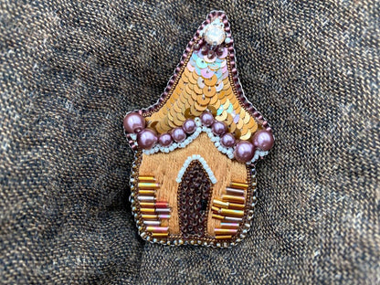 Handmade beaded brooch in the shape of a small fairy house - Ornamentico shop